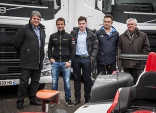 les représentants de Volvo et Sébastien Loeb