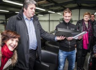 Remise des modèles réduits des camions par Volvo Trucks