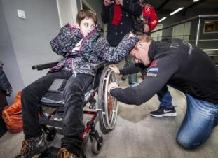 Sébastien Loeb signe le fauteuil de Charline