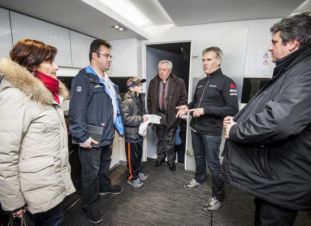 Discussion à l'intérieur des camions