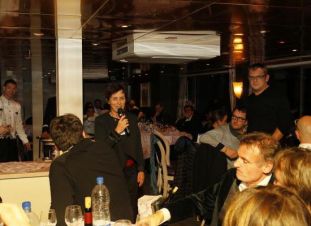 Discours de Denise sur la péniche devant l'ensemble de Sébastien Loeb Racing et de leurs partenaires